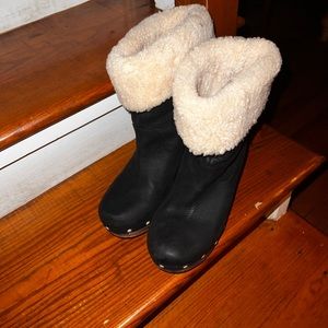UGG Lynnea black Shearling lining ankle Bootie size 10